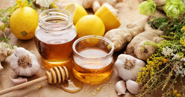 Mejora tu sistema inmunitario con ajo, jengibre, miel y limón
