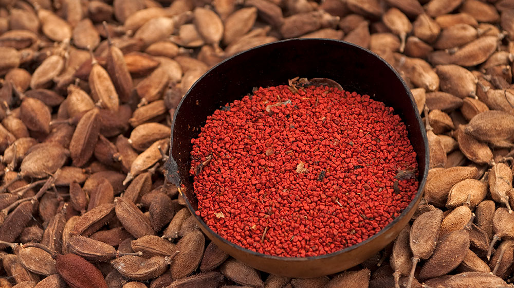 Qué es el achiote, el colorante natural imprescindible en la cocina